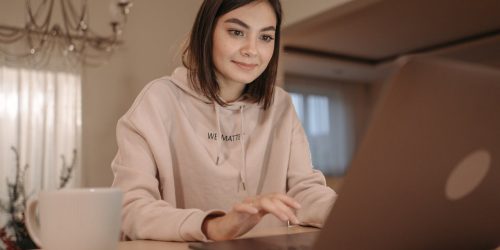 Bluzy damskie – połączenie wygody i stylu