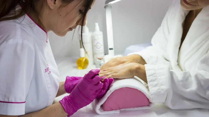 Cennik zabiegów manicure i pedicure – Zamość