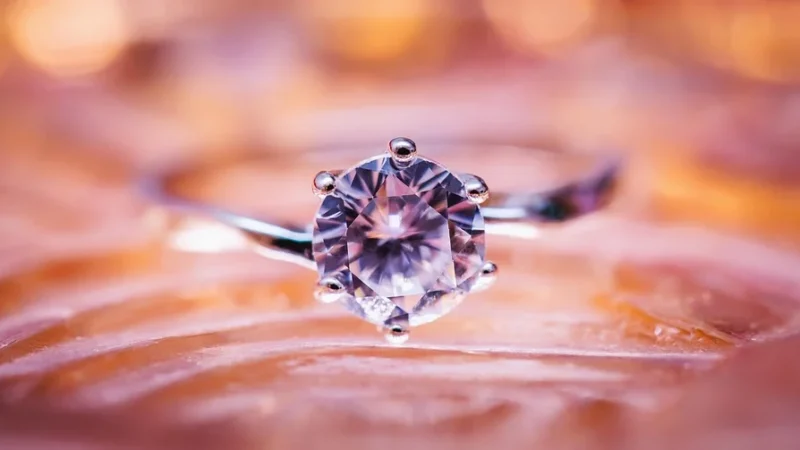 Owalny diament — idealny pierścionek zaręczynowy